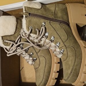 Soda winter boot with fleece trim